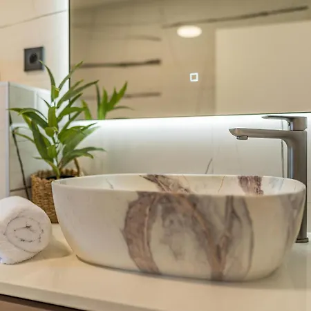 Lovely In * ביבינייה