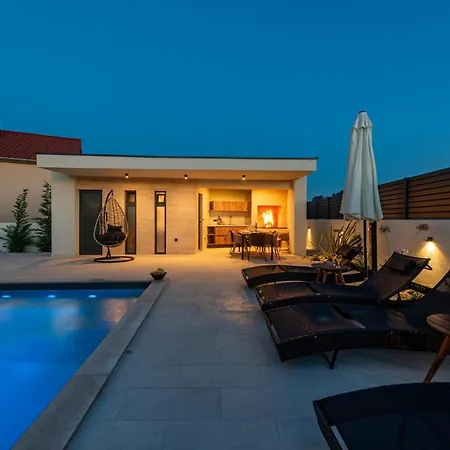 Holiday home Lovely In